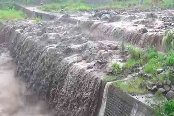 Banjir Lahar Dingin Gunung Semeru Ngeri-ngeri Sedap Tetapi Menguntungkan Penambang - JPNN.COM