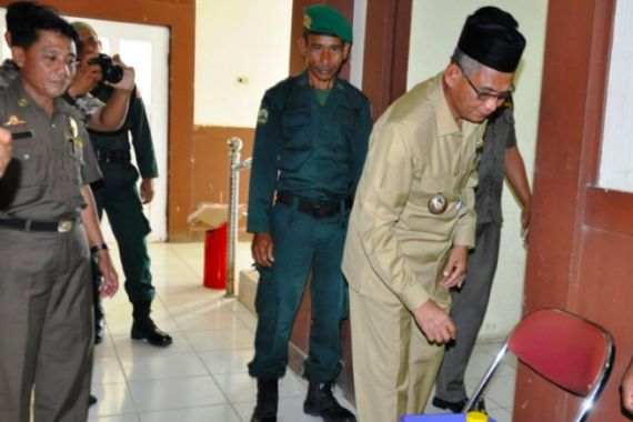 Bupati Nagan Raya Jalani Tes Urine - JPNN.COM