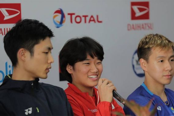 An Se Young pun Tersenyum Duduk Diapit Marcus Fernaldi dan Chou Tien Chen - JPNN.COM