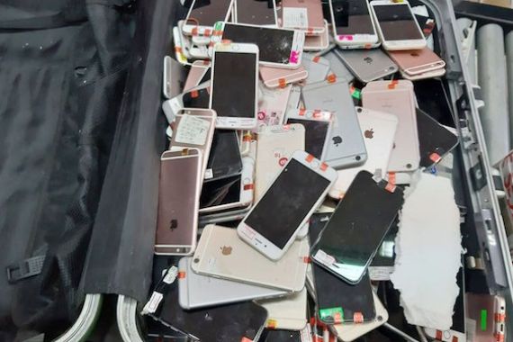 Handphone Bekas Selundupan Senilai Ratusan Juta Berhasil Diamankan - JPNN.COM
