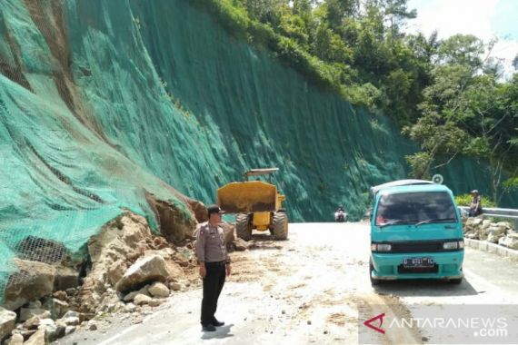 Jalan Raya Bandung-Cianjur Bisa Dilalui Pascalongsor - JPNN.COM