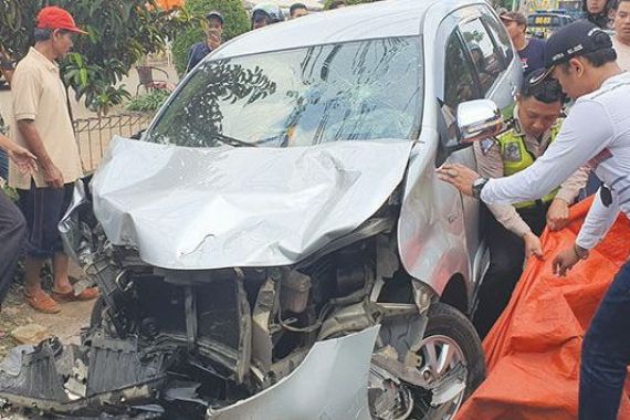 Kecelakaan Maut di Depok: Avanza Tabrak 3 Motor, 1 Orang Tewas, 2 Kritis - JPNN.COM