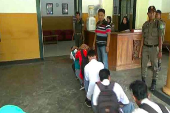 Pelajar Bolos Dihukum Menyanyi Indonesia Raya, Ternyata Tak Ada yang Hafal - JPNN.COM