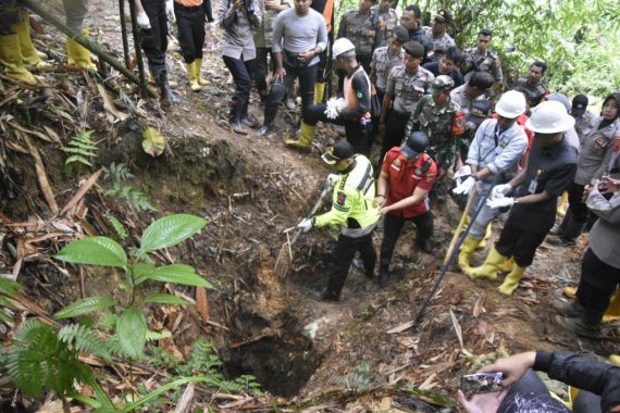 TNI-Polri Tutup Puluhan Lokasi Penambang Emas Ilegal di Bogor - JPNN.COM