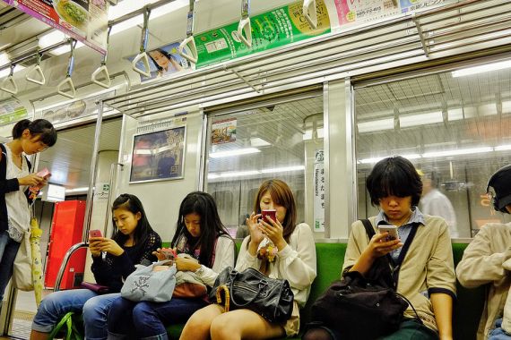 Pemerintah Jepang Berencana Batasi Pemakaian Smartphone, Ini Alasannya - JPNN.COM