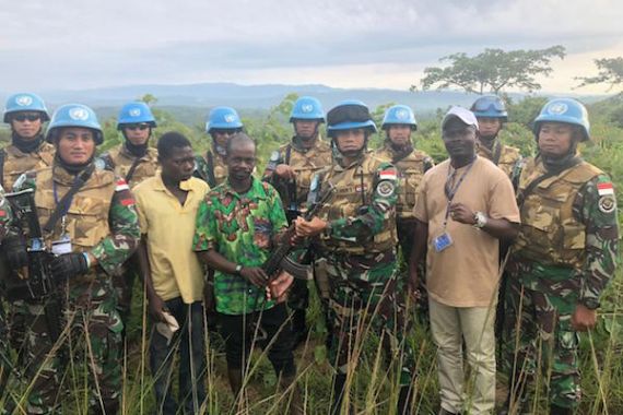 Seorang Milisi Kongo Serahkan Senjata Kepada Satgas TNI - JPNN.COM