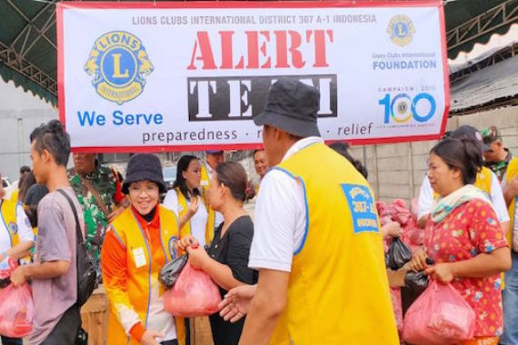 Sylviana Murni Serahkan Bantuan Untuk Warga Terdampak Banjir - JPNN.COM