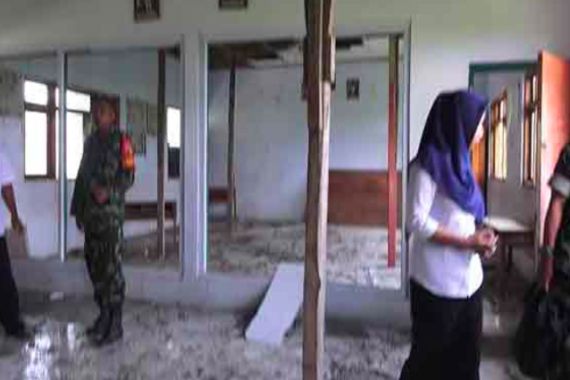 Sekolah Baru Diperbaiki dengan Dana Rp 300 Juta dari APBD, Sekarang Sudah Ambruk - JPNN.COM