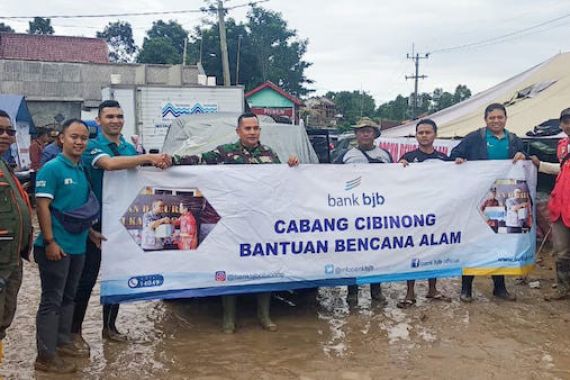 Bank BJB Kembali Serahkan Bantuan Untuk Warga Terdampak Banjir - JPNN.COM