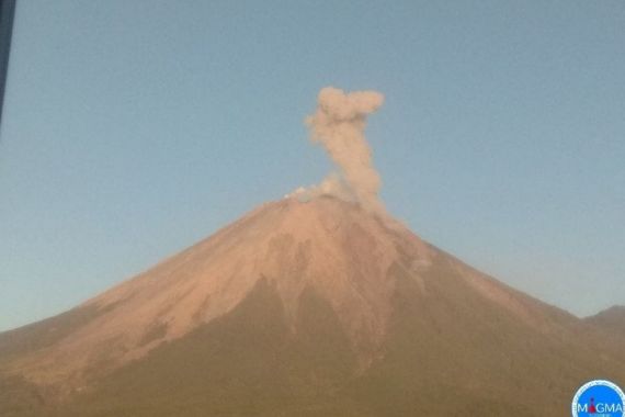 Gunung Semeru Erupsi pada Jumat Pagi - JPNN.COM