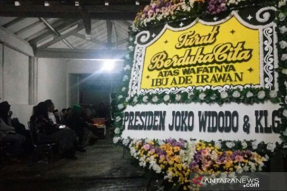 Jokowi Kirim Karangan Bunga Untuk Keluarga Ade Irawan - JPNN.COM