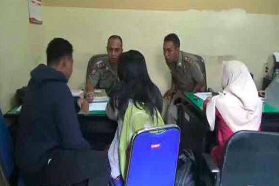 Satpol PP Gerebek Pasangan Pelajar yang Sewa Kamar per Hari, Ini Hasilnya - JPNN.COM