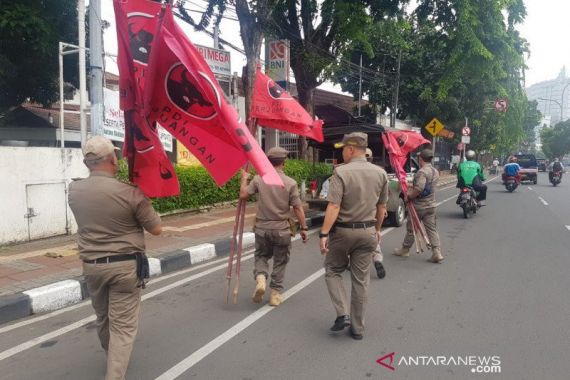 Tak Disukai Warga, Ratusan Atribut PDIP Dicopot Satpol PP DKI Jakarta - JPNN.COM