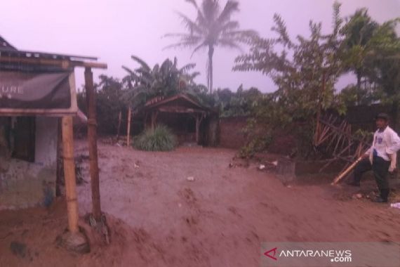 Banjir dan Puting Beliung Merusak Rumah Warga di Garut - JPNN.COM