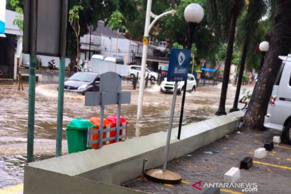 Hujan Deras Dini Hari, Tiga Wilayah Jakarta Ini Masih Tergenang - JPNN.COM
