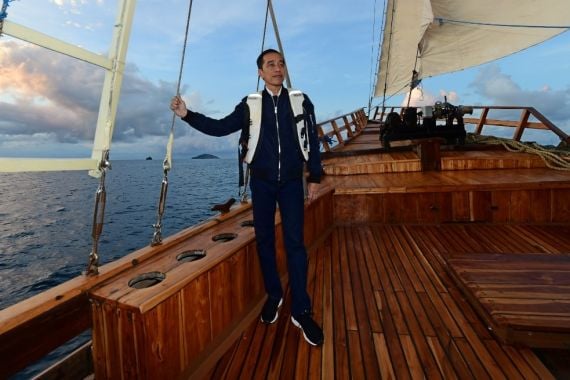 Berlayar Pakai Kapal Phinisi, Jokowi Menikmati Matahari Terbenam di Labuhan Bajo - JPNN.COM