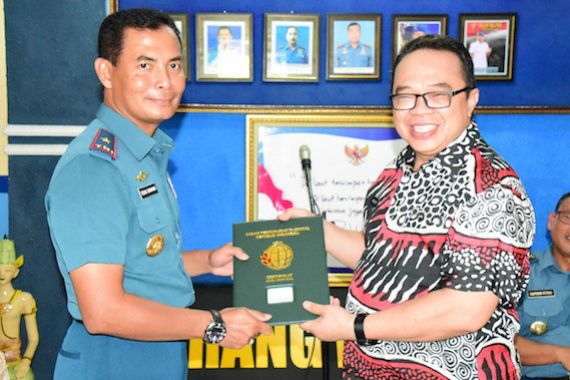 BPN Serahkan Sertifikat Tanah TNI AL Kepada Danlantamal V - JPNN.COM
