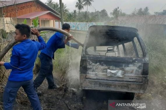 Mobil Pengangkut BBM Ilegal Ludes Terbakar Jadi Kayak Begini - JPNN.COM