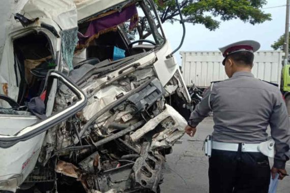 Truk Semen Tabrak Bus di Jalur Pantura, 7 Orang Luka-luka - JPNN.COM