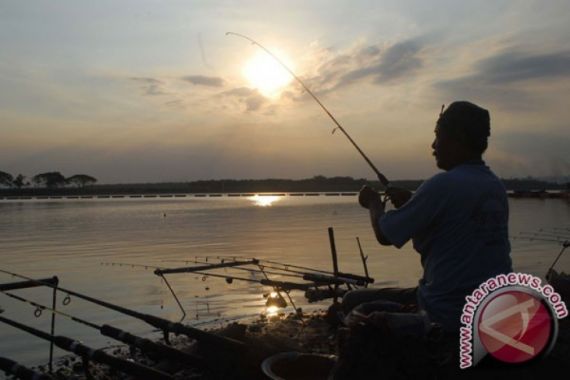 Moncong Ikan Cenro Menancap Tembus Leher Anak Ini Saat Memancing, nih Fotonya - JPNN.COM