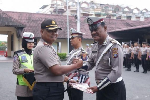 Tiga Polisi Berprestasi Ini Dapat Penghargaan dari Pimpinan - JPNN.COM