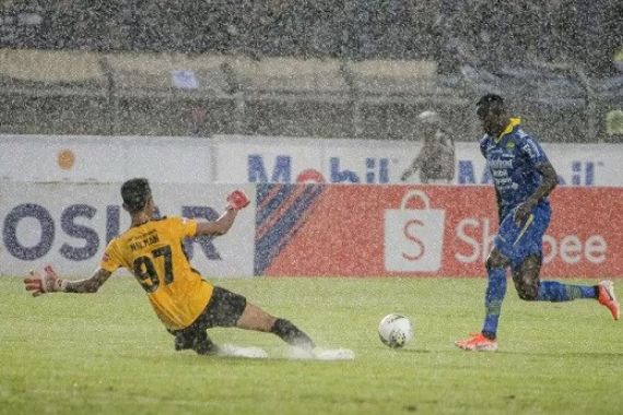 Mesin Gol Persib Ezechiel N'Douassel Merapat ke Bhayangkara FC - JPNN.COM