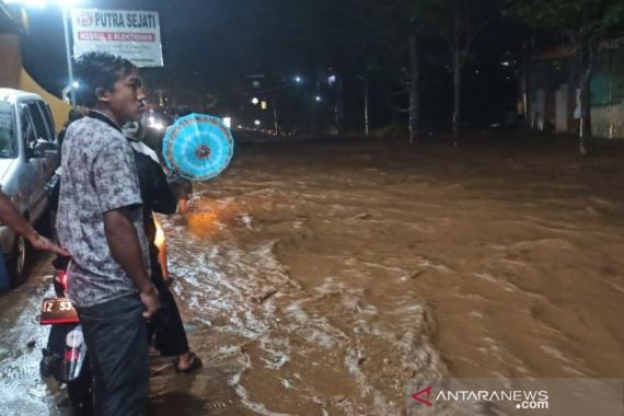 Banjir Memutus Akses Jalan Raya Garut-Cikajang - JPNN.COM