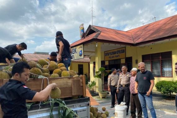 Mencurigakan, Truk Durian Digeledah Polisi, Ternyata Isinya - JPNN.COM