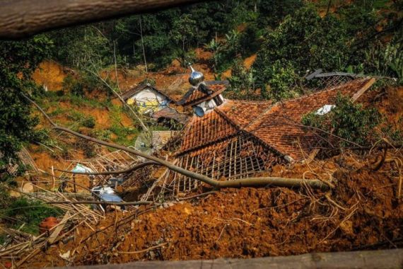 Korban Banjir dan Tanah Longsor Masih Bertahan di Pengungsian - JPNN.COM