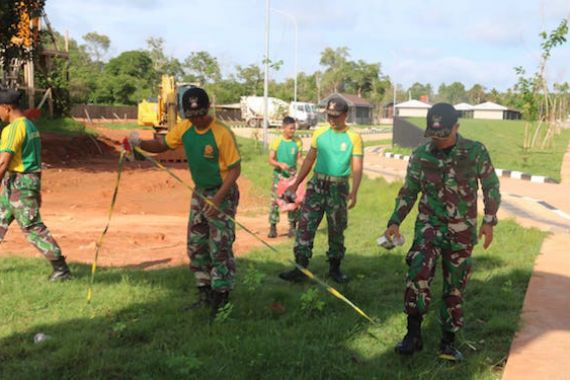 TNI-Polri Gelar Karya Bakti Pembersihan Lingkungan di PLBN Sota Papua - JPNN.COM