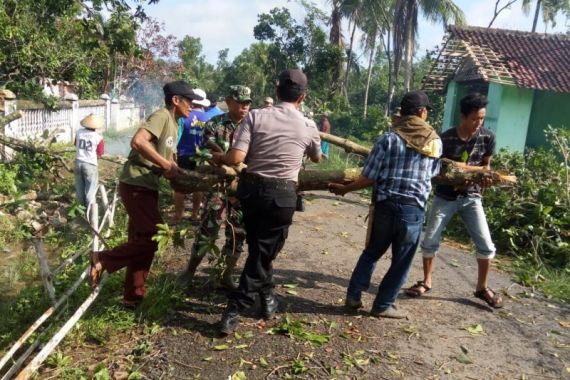 Puluhan Rumah di Lampung Tengah Rusak Diterjang Angin Puting Beliung - JPNN.COM