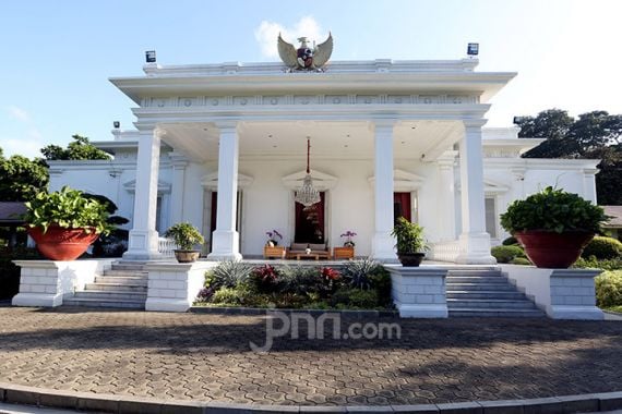 Iwan: Jangan Sinis Menyikapi Kantor Desa Mirip Istana Merdeka - JPNN.COM