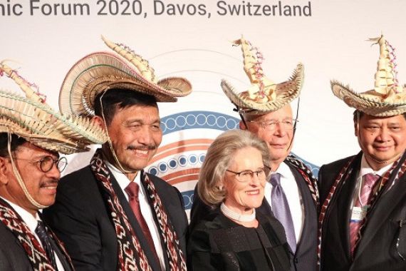 Pendiri dan Chairman WEF Davos Kenakan Topi dan Kain Khas NTT di Acara Indonesia Night - JPNN.COM