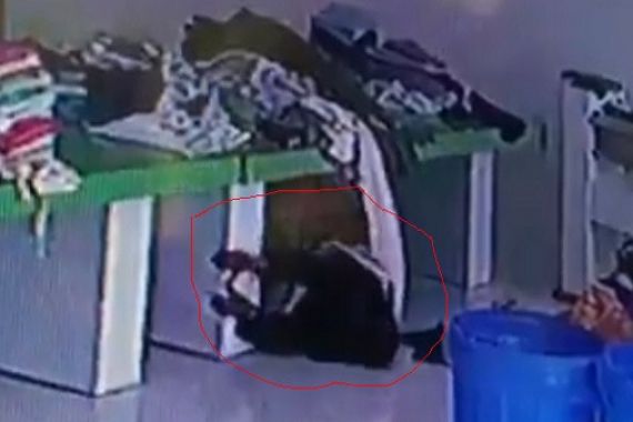 Viral Pegawai RSUD Murjani Ditarik Hantu Terekam CCTV, Hiii Menyeramkan! - JPNN.COM