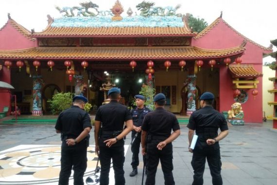 Tim Jibom Polda Banten Sterilisasi Vihara - JPNN.COM