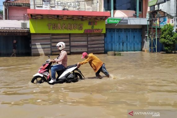Banjir di Kabupaten Bandung Belum Surut, Akses Jalan Terputus - JPNN.COM