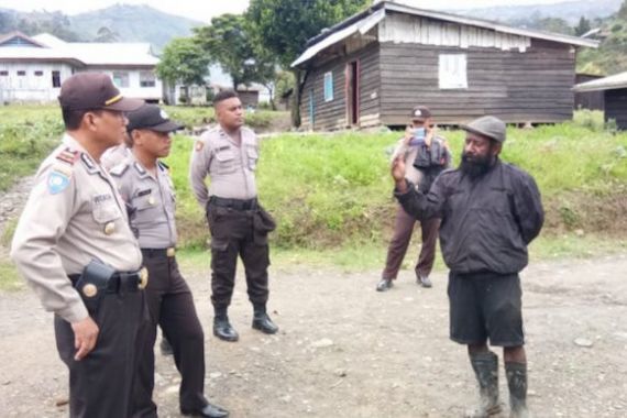 Personel Polres Tolikara Sambangi Warga di Kampung Kogimasi, Nih Tujuannya - JPNN.COM