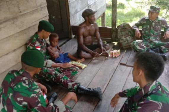 Prajurit TNI Gelar Komunikasi Sosial dengan Warga Aramsulki - JPNN.COM