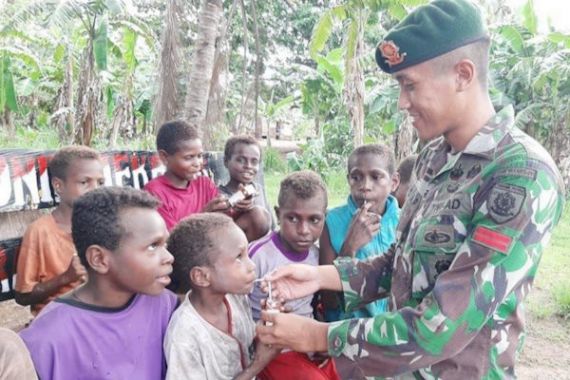 Prajurit TNI AD Ajak Anak-anak di Perbatasan RI-PNG untuk Minum Susu - JPNN.COM