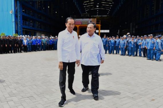 Lihat Nih Kemesraan Jokowi dan Prabowo Saat Tinjau Kapal Selam - JPNN.COM