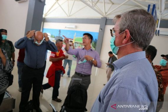 Dinkes Kota Tasikmalaya Bagikan Masker di Bandara - JPNN.COM