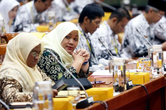 Politikus PKB Usul Gaji Guru Honorer K2 dari Dana Desa - JPNN.COM