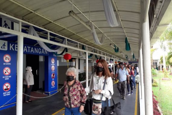 Ratusan Wisatawan asal Tiongkok Dipulangkan ke Negara Asal via Batam - JPNN.COM