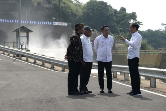 Jokowi Yakin Terowongan Nanjung Kurangi Dampak Banjir di Bandung Selatan - JPNN.COM