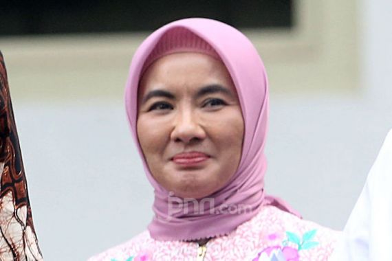 Nicke Widyawati Temui Warga hingga Hibur Anak-Anak Korban Kebakaran Depo Plumpang - JPNN.COM