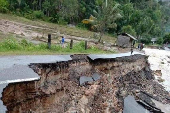 Banjir Bandang Terjang Tapteng, 700 Kepala Keluarga Terpaksa Diungsikan - JPNN.COM
