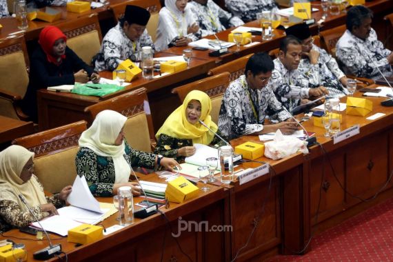 Fahmi PKS Ungkit Janji Jokowi untuk Guru Honorer di Piagam Ki Hajar Dewantara - JPNN.COM
