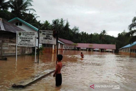 Sekolah Terendam Banjir, Ratusan Murid SDN 1 Angkola Diliburkan - JPNN.COM