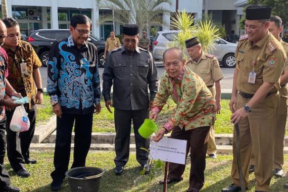 Memperkuat Kalimantan Sebagai Paru-paru Dunia, Syarief Hasan MPR RI Tanam Pohon - JPNN.COM
