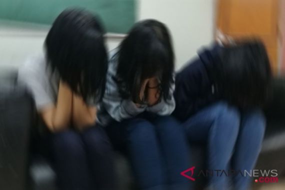 Polisi Bongkar Prostitusi Online Melibatkan Pelajar SMP, Muncikarinya Siswi SMA - JPNN.COM